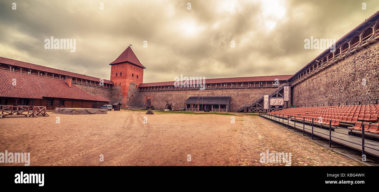 Bélarus : lida, jacottet château dans l'été Banque D'Images