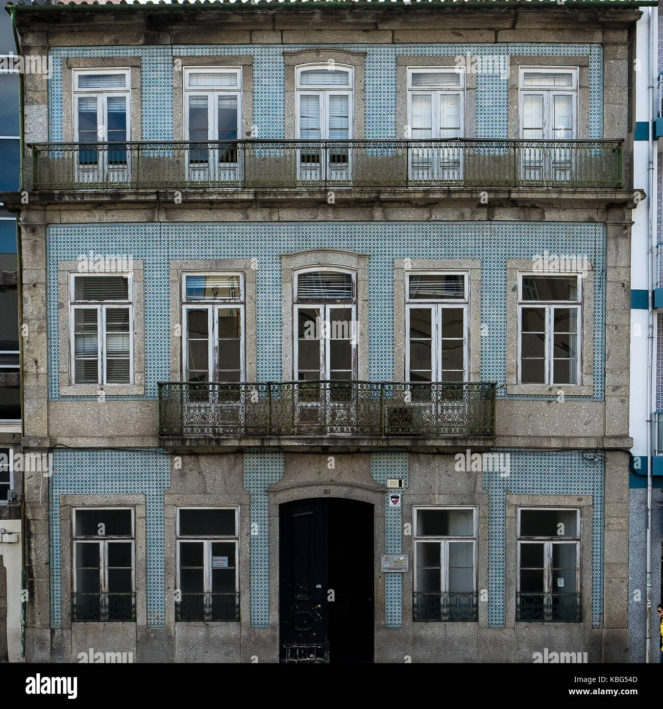 Hôtel baroque de 3 niveaux à Braga, Portugal avec ses murs extérieurs couverts de carreaux traditionnels portugais en céramique, partie du quartier historique Banque D'Images