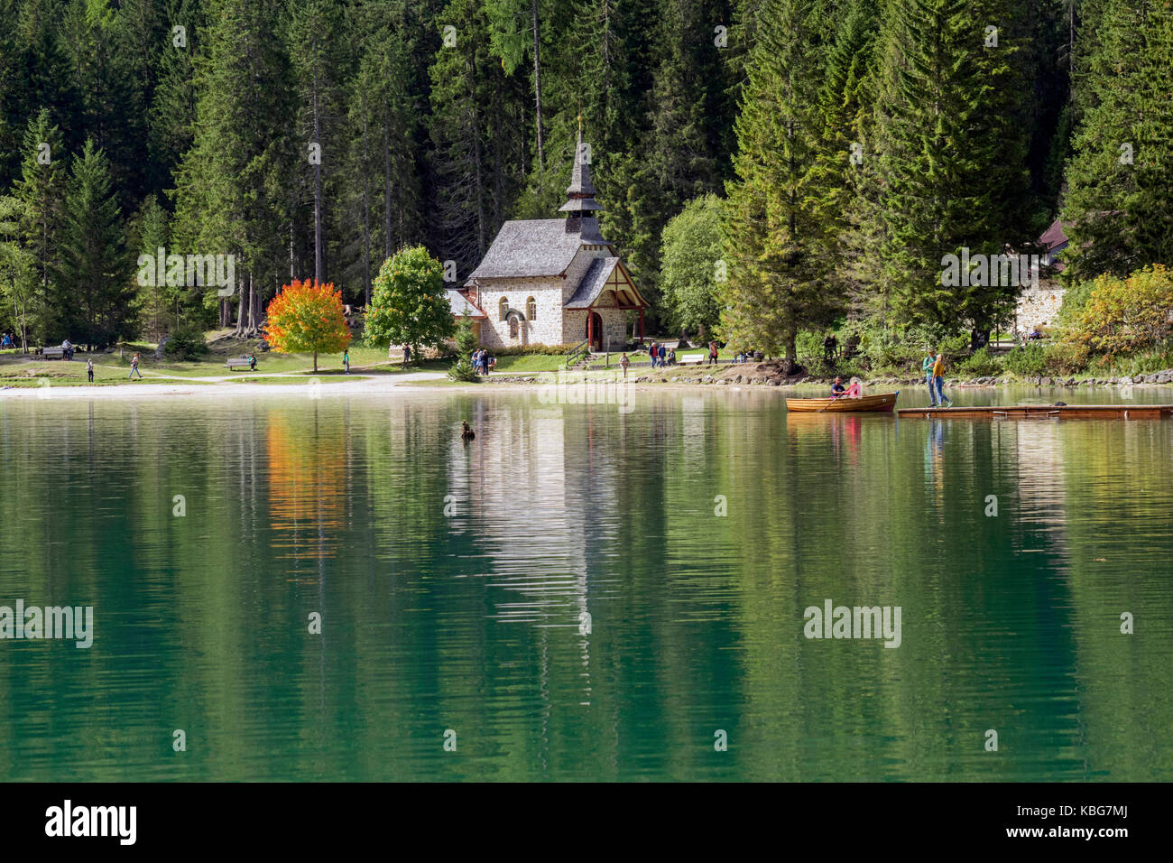 Les touristes sur les bateaux sur le lac de Braies, le Tyrol du Sud, Italie Banque D'Images