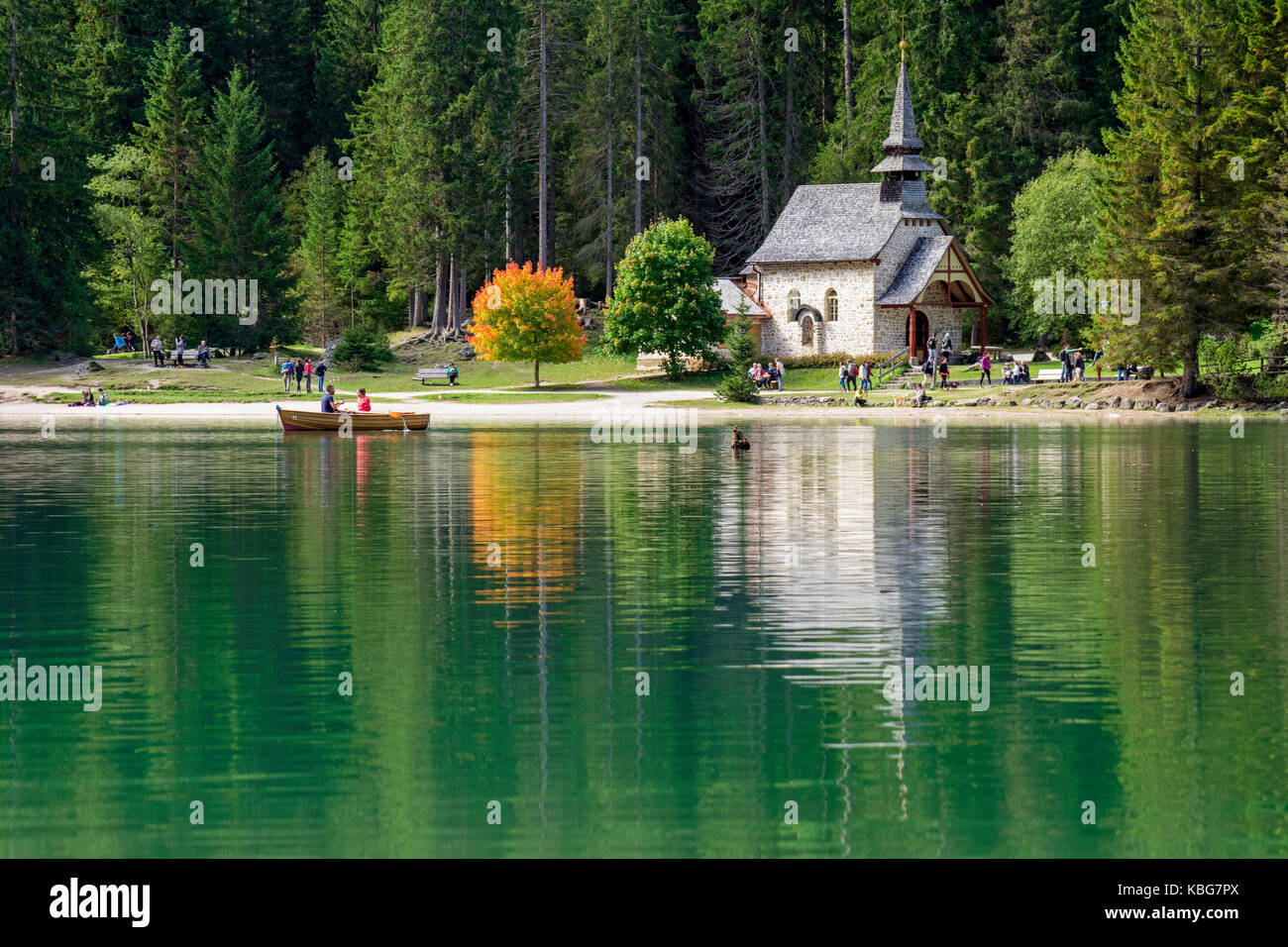 Les touristes sur les bateaux sur le lac de Braies, le Tyrol du Sud, Italie Banque D'Images