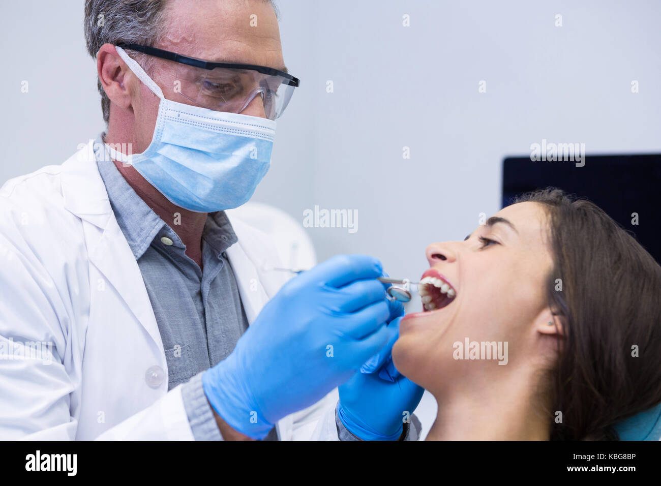 Close up de dentiste l'examen clinique médicale à femme Banque D'Images