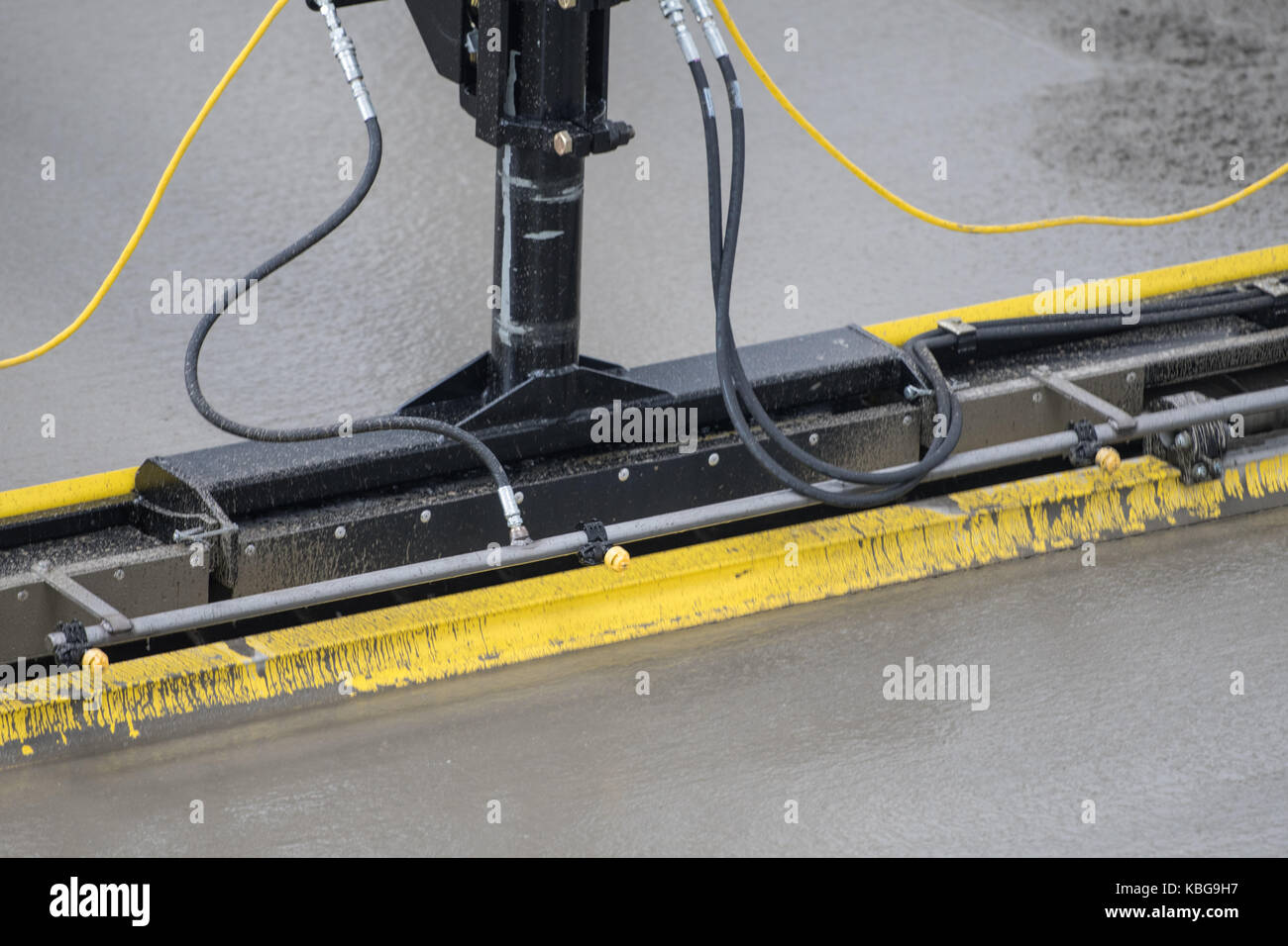 Machine à chape utilisée pour poser un sol en béton lisse niveau laser  Photo Stock - Alamy