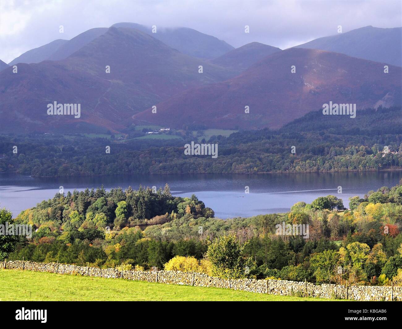Derwentwater avec lakeland fells derrière, Lake District, Cumbria, Royaume-Uni Banque D'Images