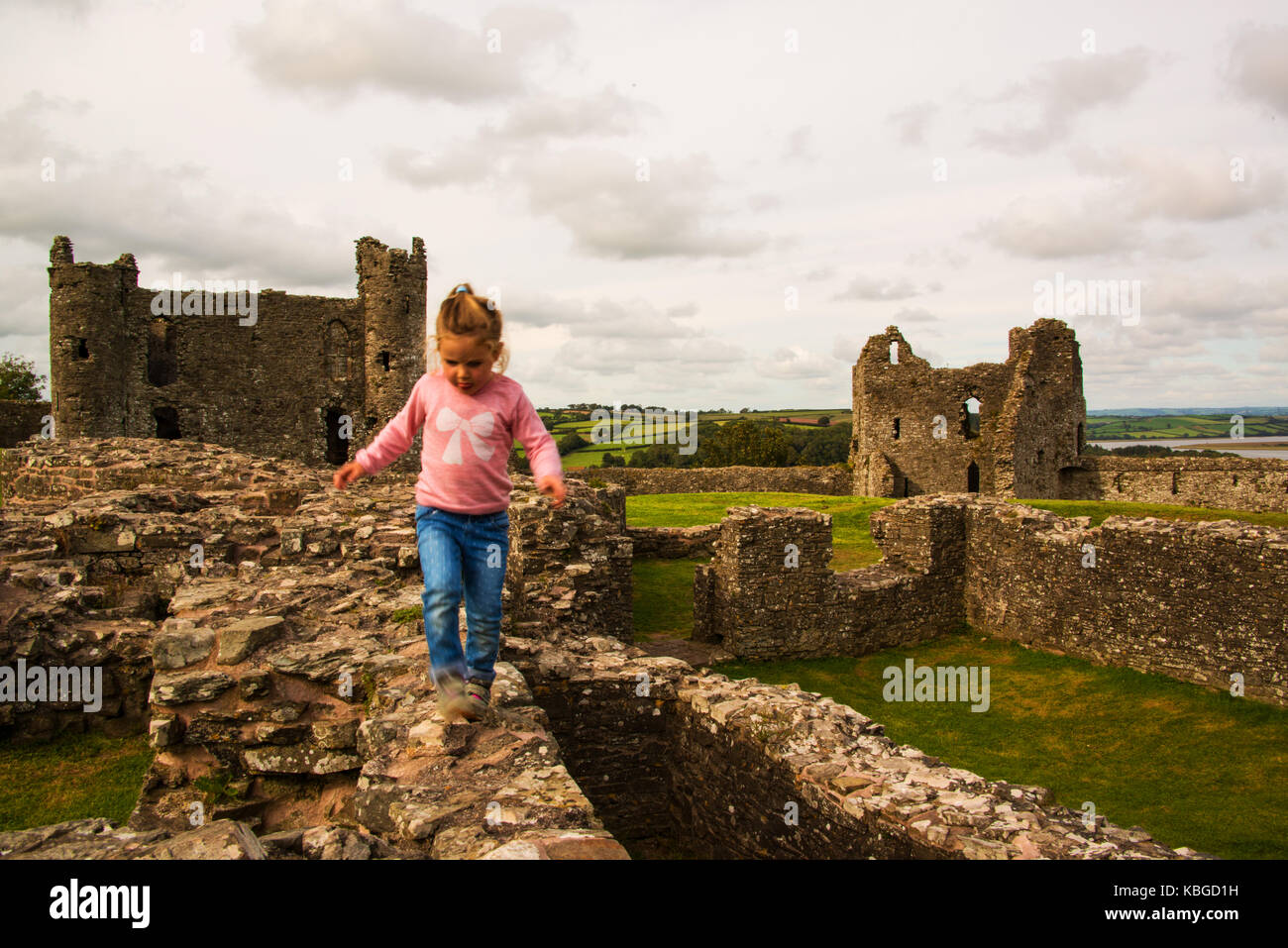 L'enfant en Llansteffan Castle. Banque D'Images