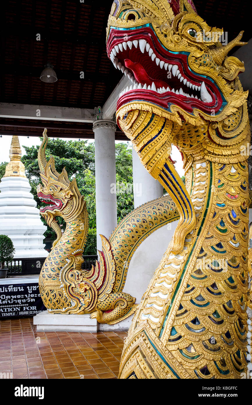 Accès à l'intérieur du temple Wat Chedi Luang, Chiang Mai, Thaïlande Banque D'Images