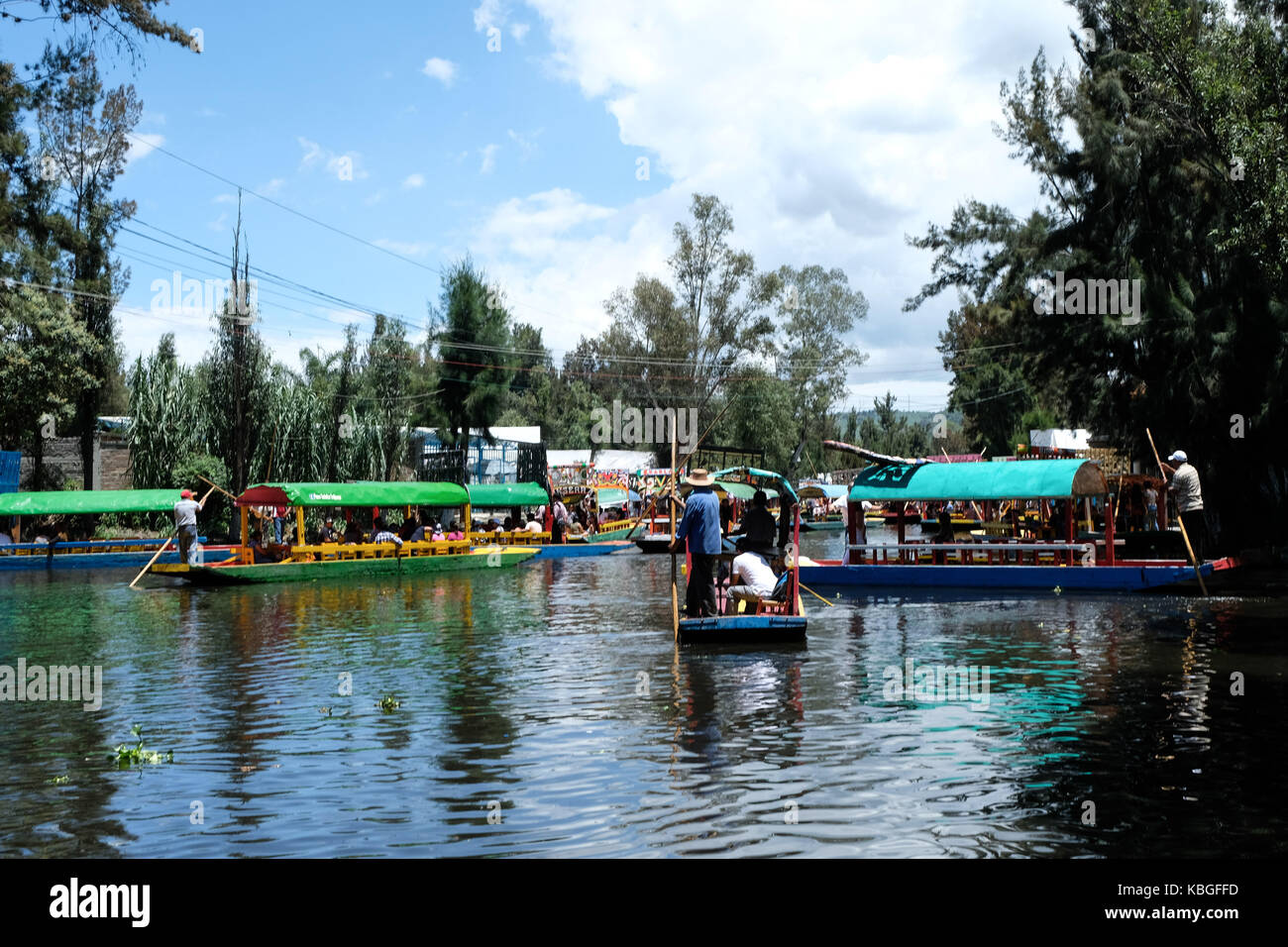 Les bateaux colorés sur les célèbres canaux de Xochimilco à Mexico, au Mexique. Banque D'Images