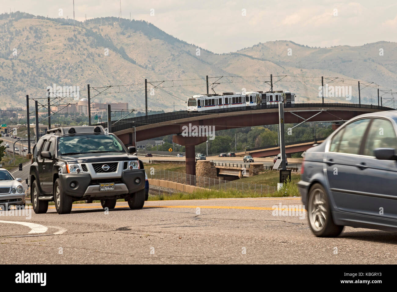 Lakewood, colorado - un train sur la ligne 'w' de transport rapide denver traverse une autoroute. Le district régional de transport exploite neuf ra Banque D'Images