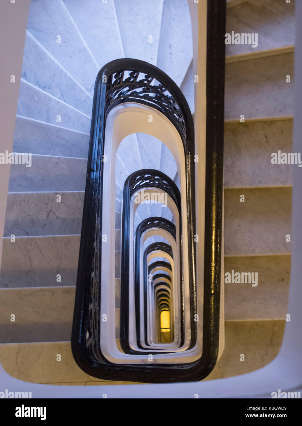 Résumé et vintage concept. Vue de dessus de l'escalier en spirale et Bannister Banque D'Images