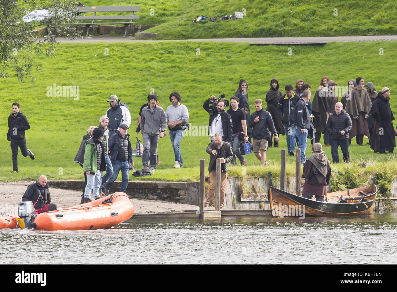 Beaucoup de figurants en costume sont vus à Linlithgow palace que les équipes de tournage film sur un bateau, voitures à cheval, et un champ brumeux pour 'outlaw' king film mettant en vedette : atmosphère où : linlithgow, Royaume-Uni Quand : 29 août 2017 Source : wenn.com Banque D'Images