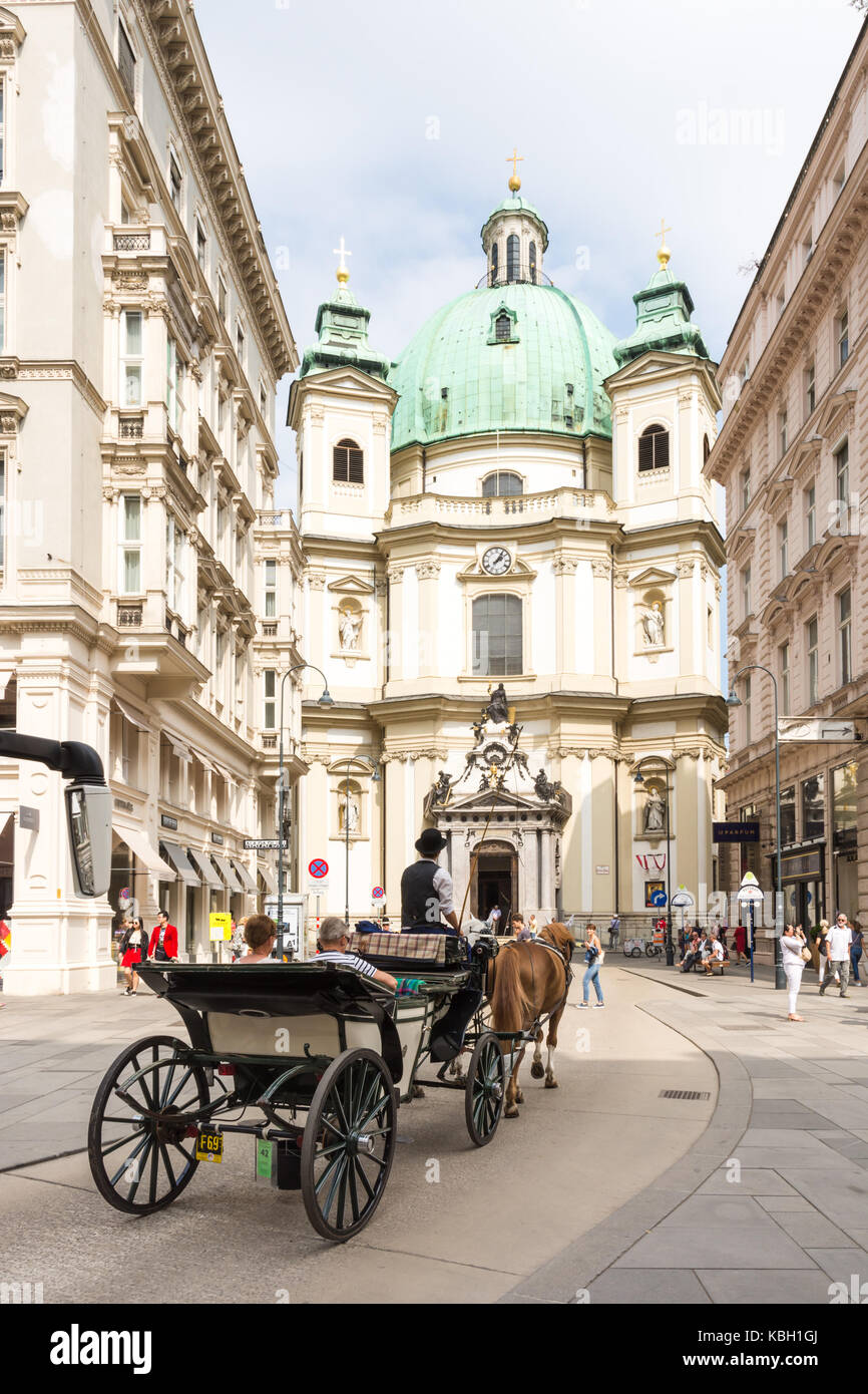 Vienne, Autriche - août 28 : les touristes en calèche fiaker appelé à l'église peterskirche à vienne, autriche Le 28 août 2017. Banque D'Images