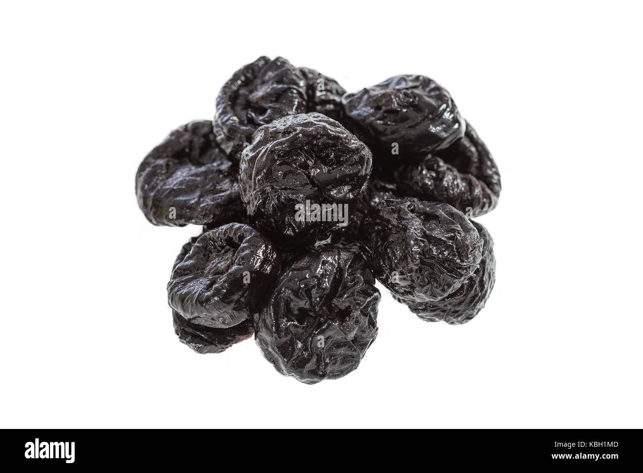 Les raisins noirs avec goutte d'eau isolé sur fond blanc. Banque D'Images