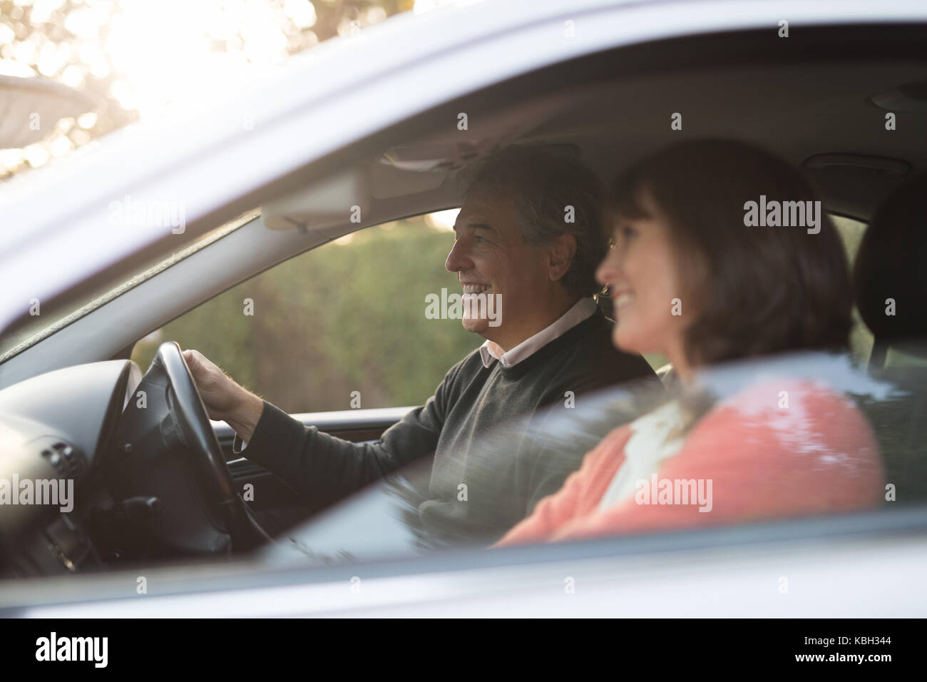 Heureux homme assis sur une voiture Banque de photographies et d’images ...