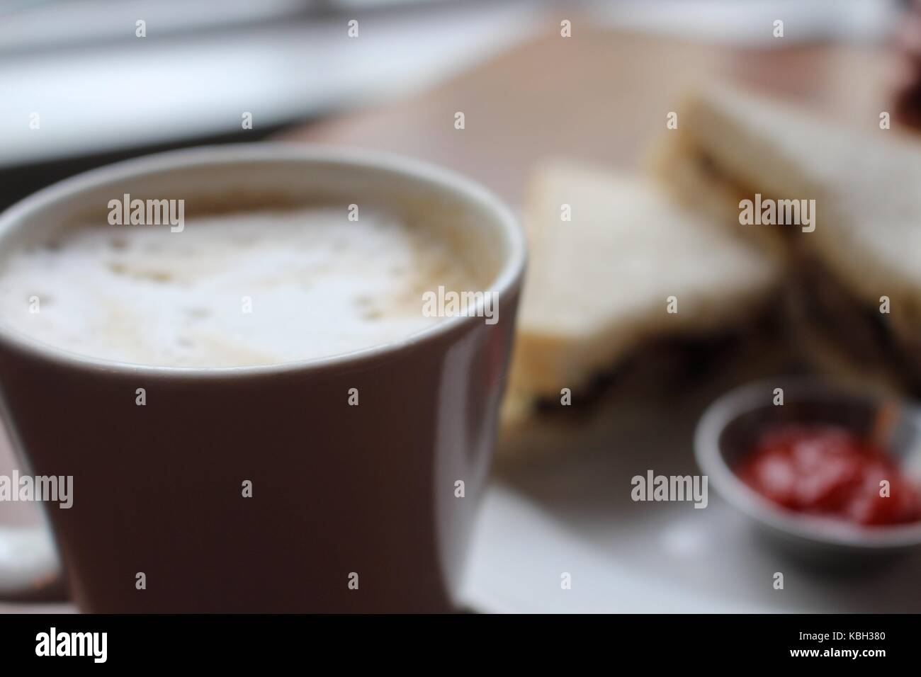 Une gamme d'images prises tout en prenant un café et un muffin petit déjeuner dans le centre-ville de Newcastle. Banque D'Images