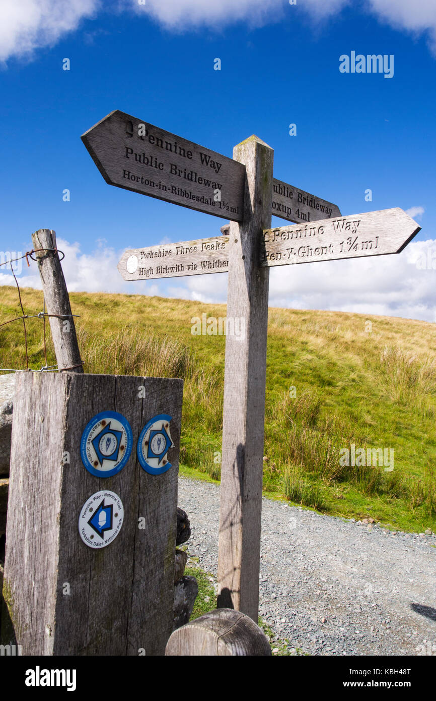 Un signe pour les trois sommets et pennine way horton dans ribblesdale ci-dessus, du Yorkshire, UK. Banque D'Images