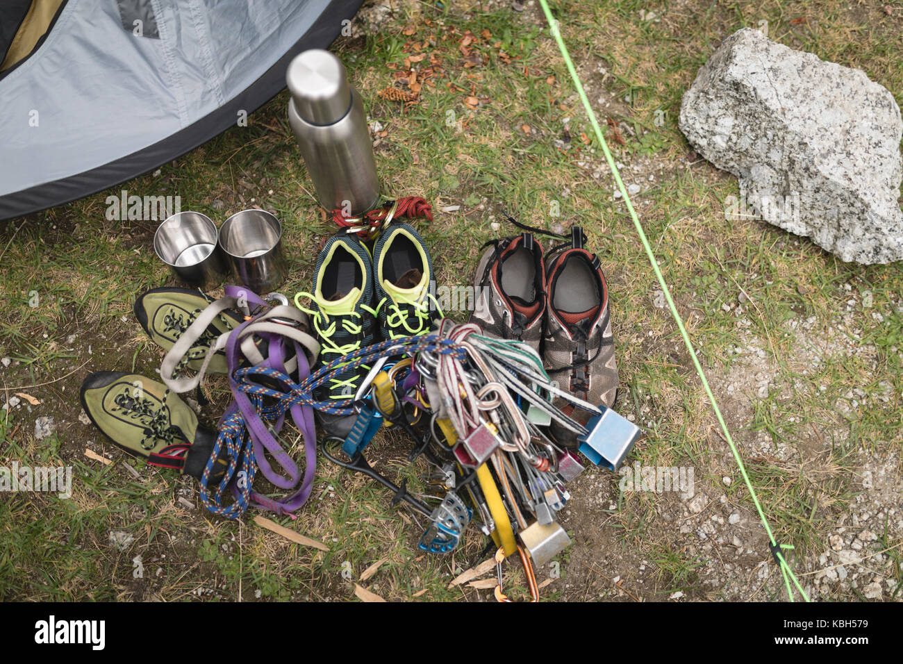 Divers appareils de sport sur l'herbe Banque D'Images