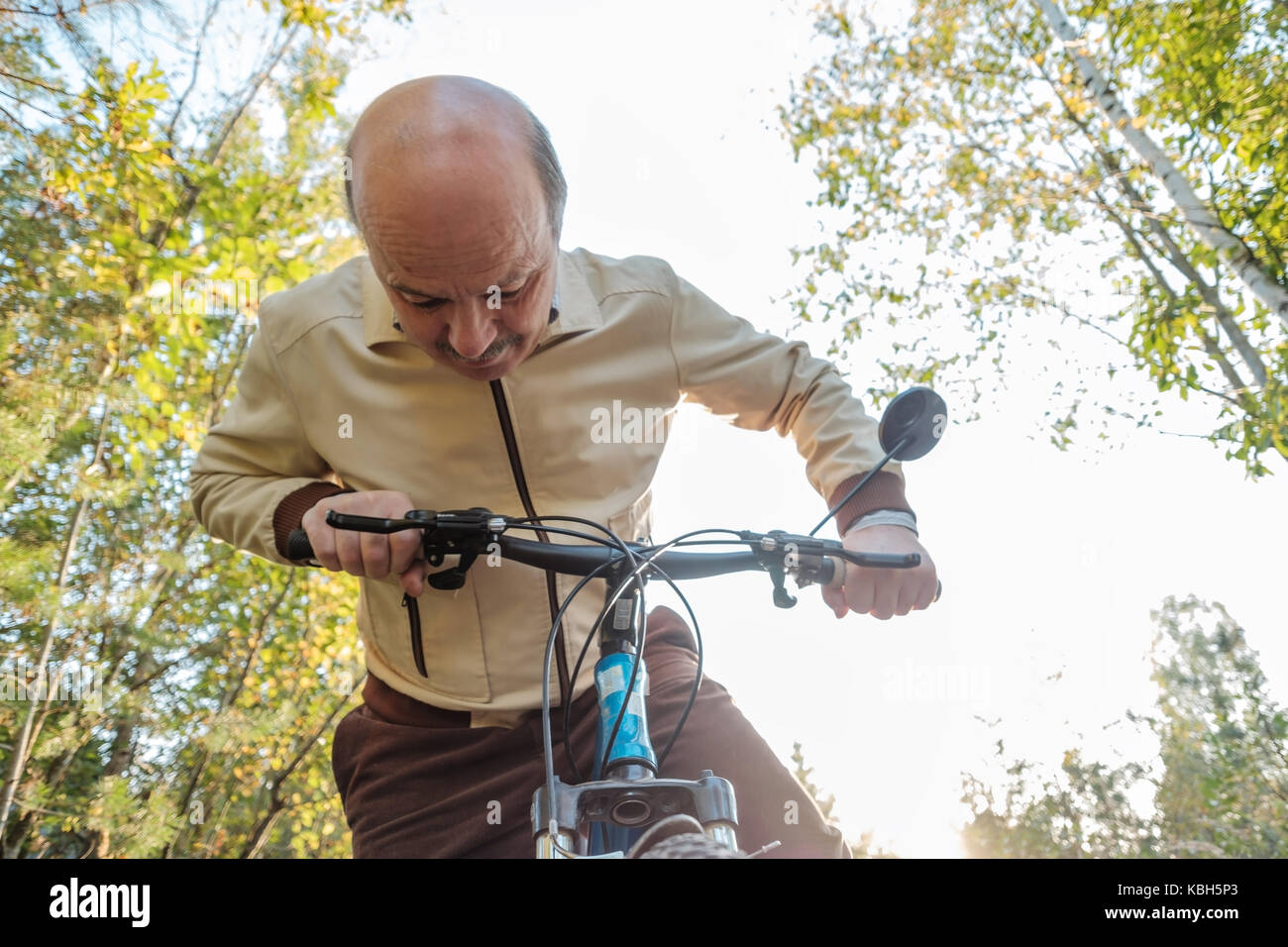 Senior man on cycle ride in countryside Banque D'Images