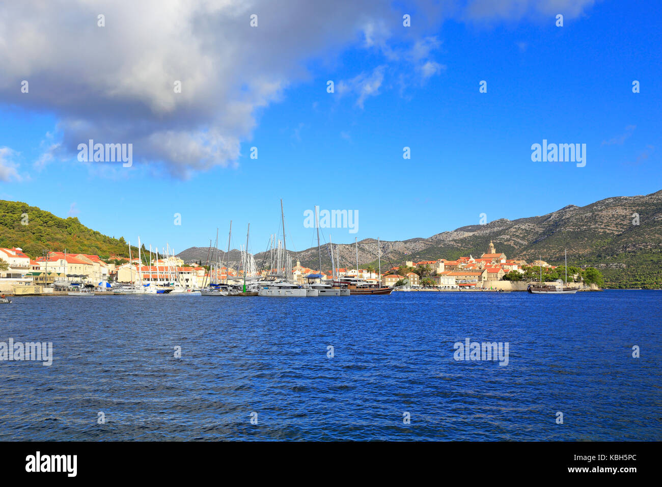 Marina et côté est de la ville de Korcula avec la péninsule de Pelješac, derrière l'île de Korcula, Croatie, Dalmatie, côte dalmate, l'Europe. Banque D'Images