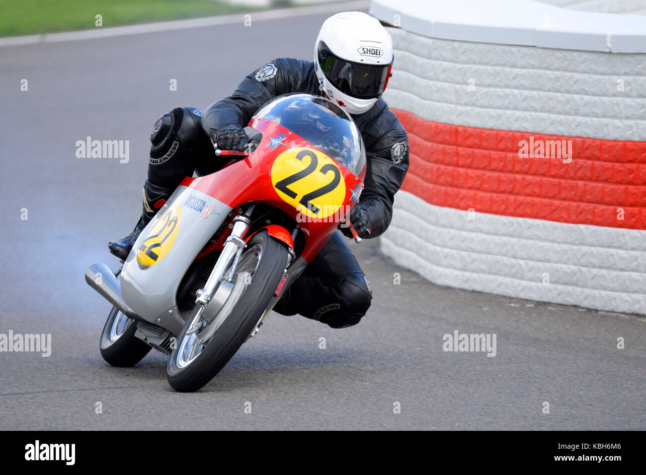 1966 MV Agusta 500/3 administré par Joaquin Folch Rusinol course à Goodwood Revival 2017. L'espace pour copier Banque D'Images
