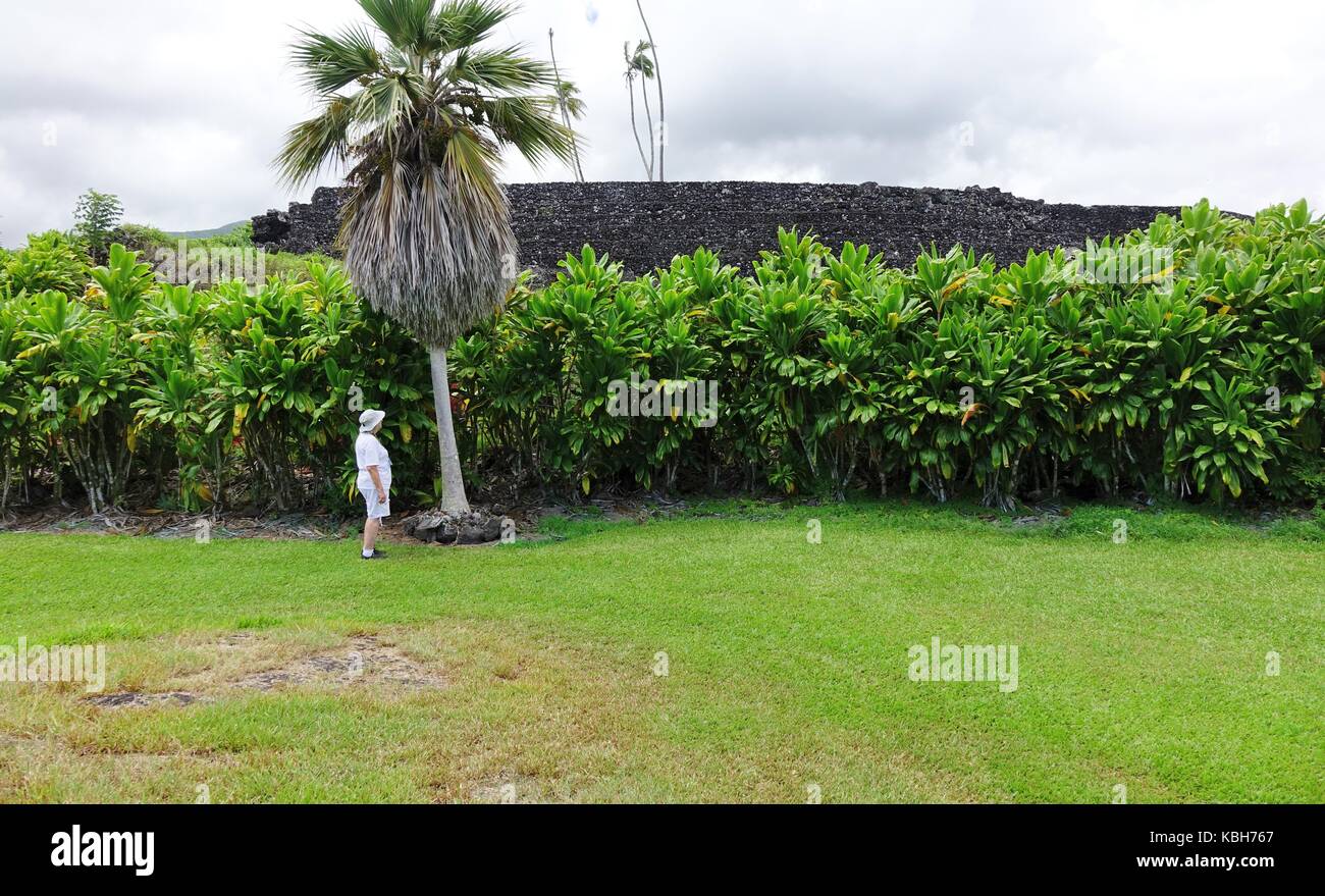 Femme debout près de Piilanihale heiau dont les roches de lave au-dessus de sa tour. Dignac sur jardin, Maui, l'heiau est la plus grande de Polynésie Française Banque D'Images