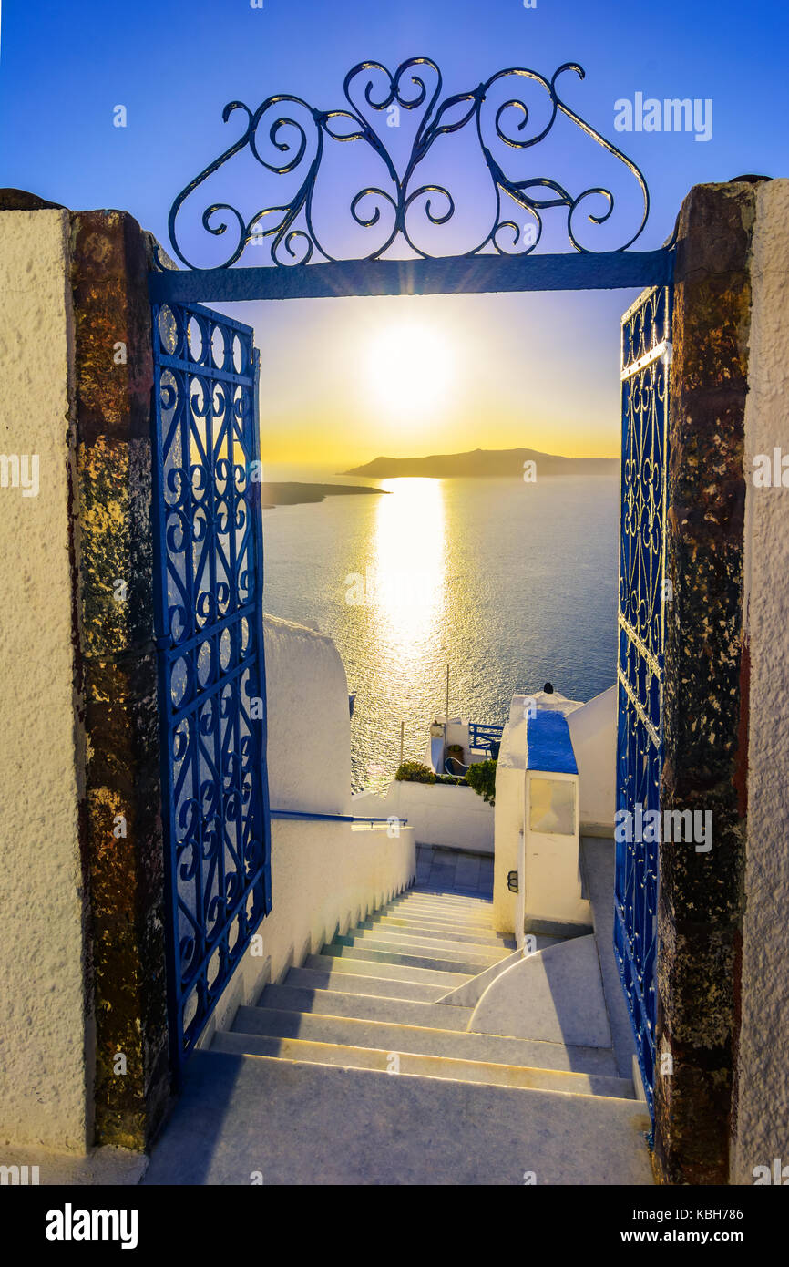 Rues de Fira, santorini island, Grèce. coucher du soleil sur la caldeira, la mer Égée. Banque D'Images