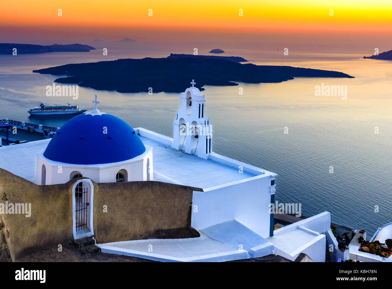 Firostefani, Santorini, Grèce. crépuscule avec l'ancienne église grecque et caldera à mer - Îles grecques monument Banque D'Images