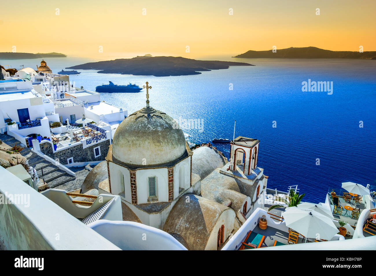 Fira, santorini - îles grecques avec landmark village blanc, chemins pavés, l'église grecque orthodoxe et bleu coucher de soleil sur la caldeira. Cyclades, Grèce Banque D'Images