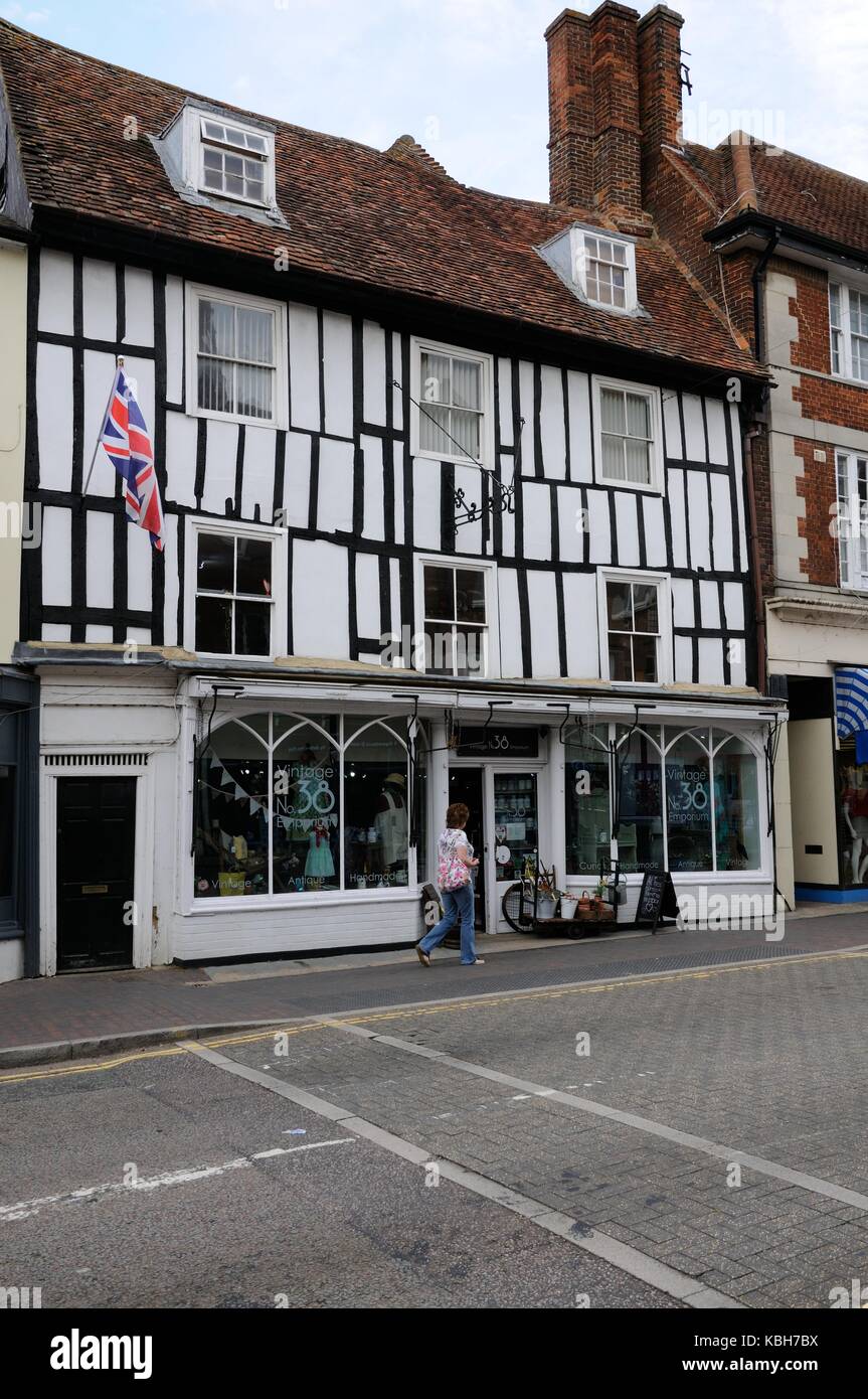 38 High Street, Newport Pagnell, dans le Buckinghamshire. Datant du début des années 1600 c'est l'un des plus anciens édifices de Newport Pagnell. Banque D'Images