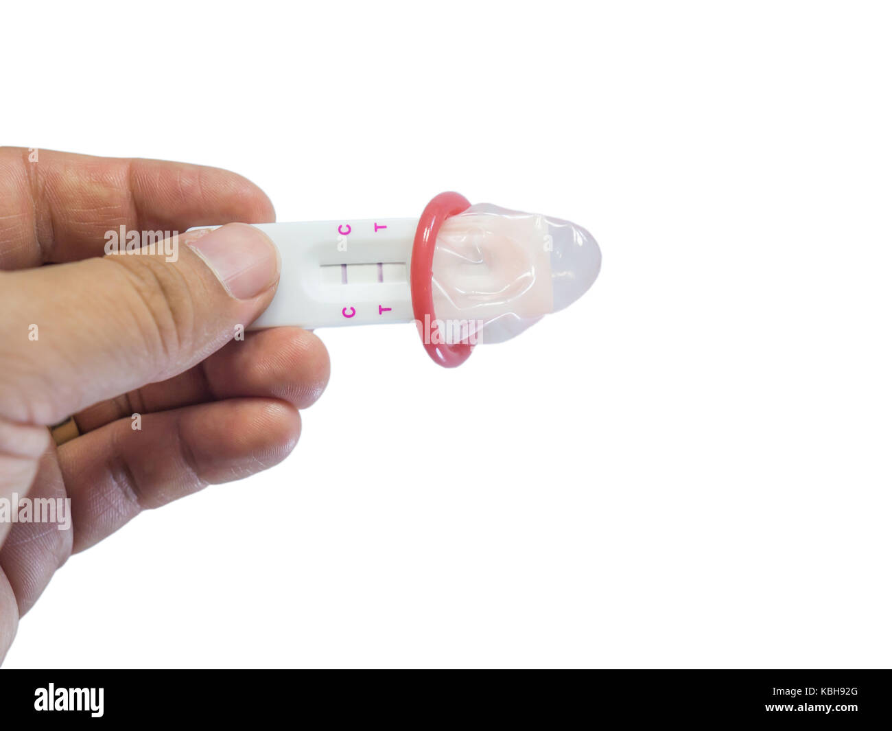 Contraceptifs concept. d'hommes occupant des tests de grossesse positif portant des préservatifs dans sa main isolées sur fond blanc. Banque D'Images