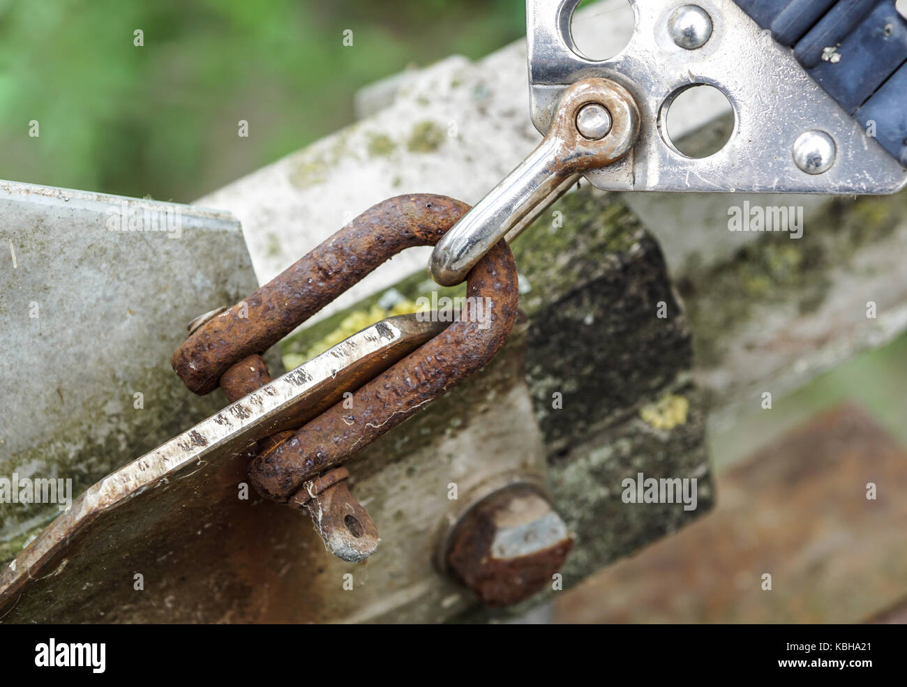 Vieux mousqueton escalade .crochet métallique rusty Banque D'Images