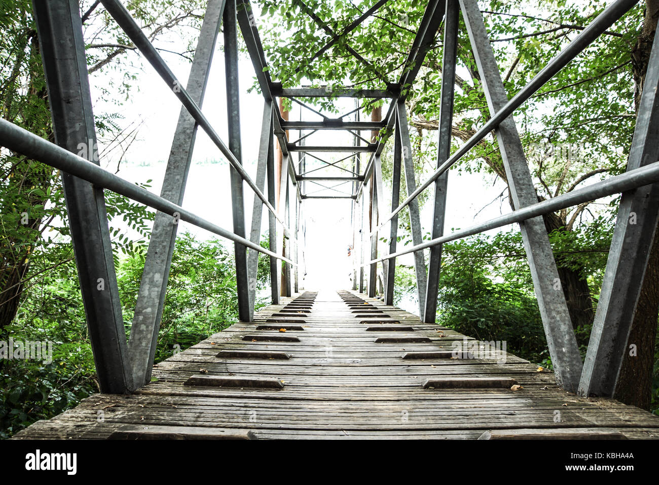 Passerelle en bois et métal sur la rivière en automne Banque D'Images