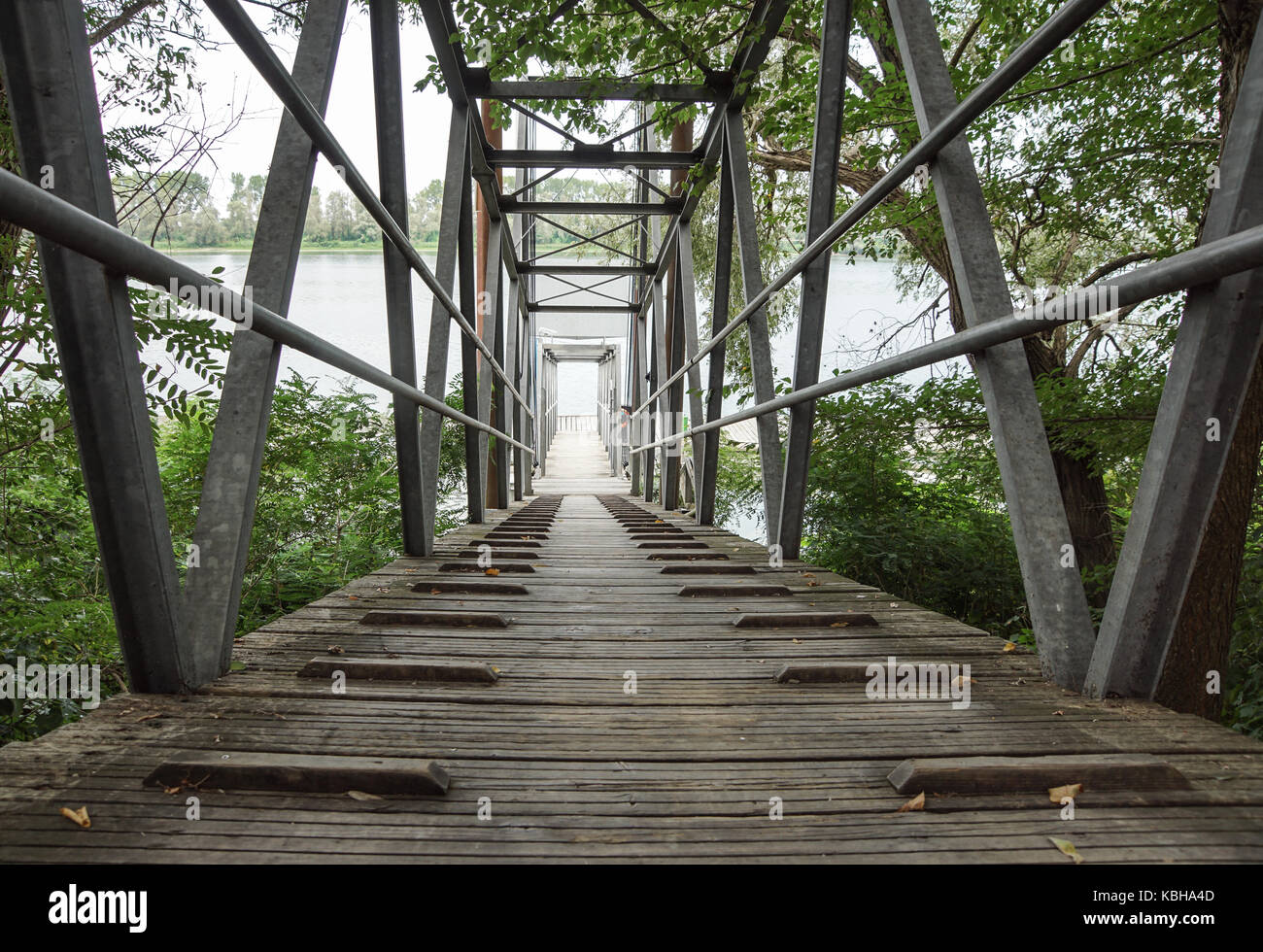 Passerelle en bois et métal sur la rivière en automne Banque D'Images