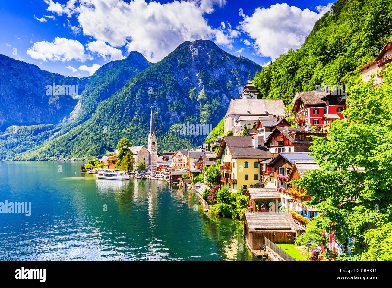 Hallstatt, Autriche. village de montagne dans les Alpes autrichiennes au crépuscule. Banque D'Images