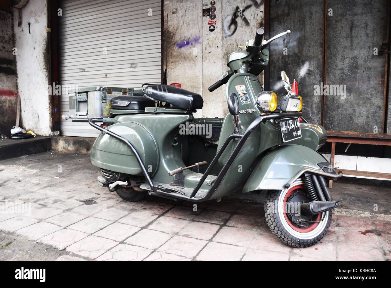 Vieille moto garée dans la rue à Ubud, Bali - Indonésie Banque D'Images