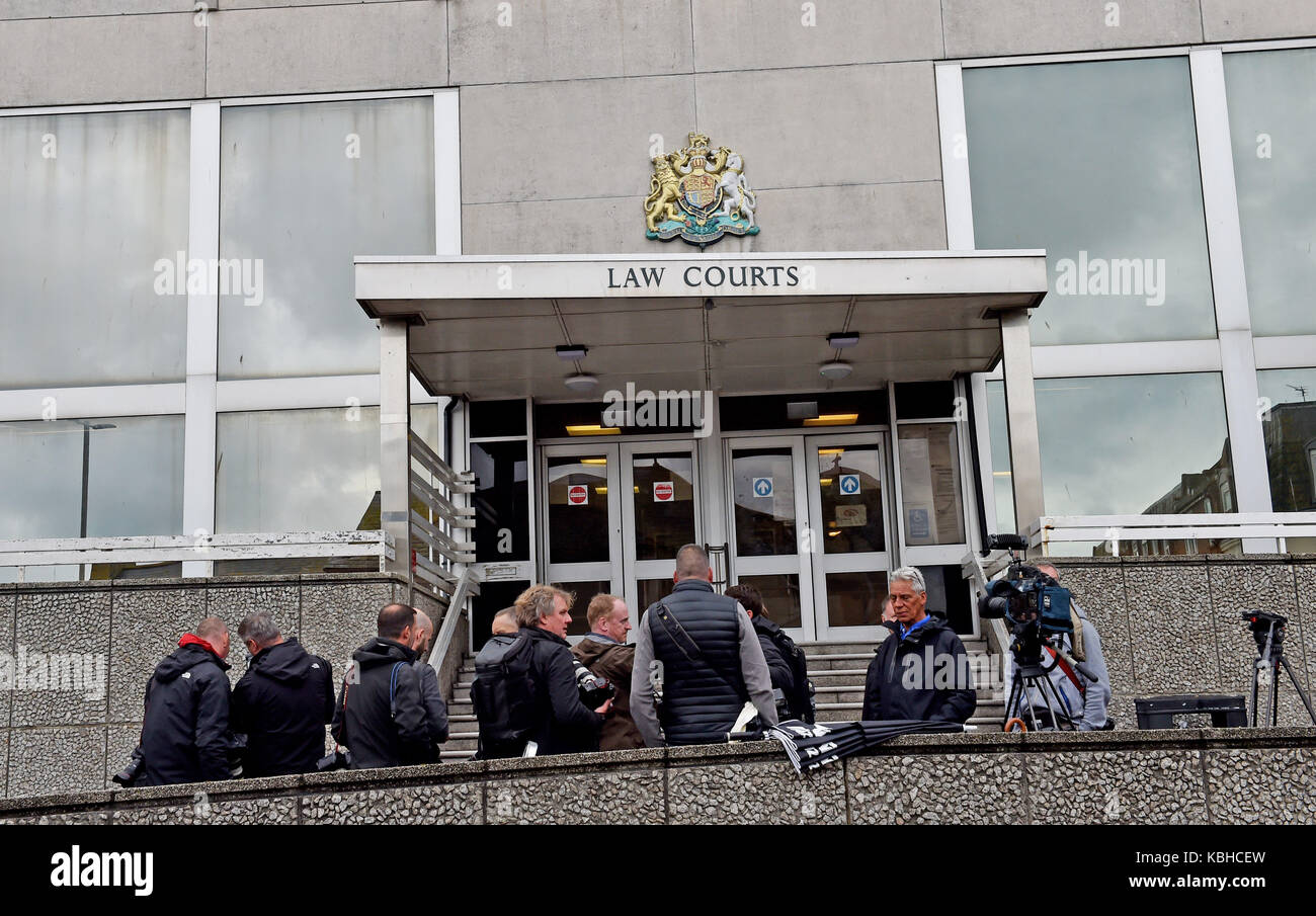 Photographes de presse et équipes de télévision en dehors des Brighton Law courts UK Banque D'Images