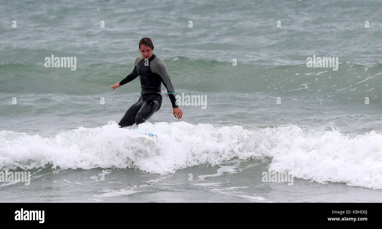 Un surfeur passe une vague sur la plage de Boscombe, à Bournemouth, alors que la Grande-Bretagne est en route pour les fortes pluies et les gales tandis que les vestiges de l'ouragan Lee ajoutent « un oomphe supplémentaire » à un système à basse pression qui traverse l'Atlantique, ont déclaré les prévisionnistes. Banque D'Images Un surfeur passe une vague sur la plage de Boscombe, à Bournemouth, alors que la Grande-Bretagne est en route pour les fortes pluies et les gales tandis que les vestiges de l'ouragan Lee ajoutent « un oomphe supplémentaire » à un système à basse pression qui traverse l'Atlantique, ont déclaré les prévisionnistes. Banque D'Images