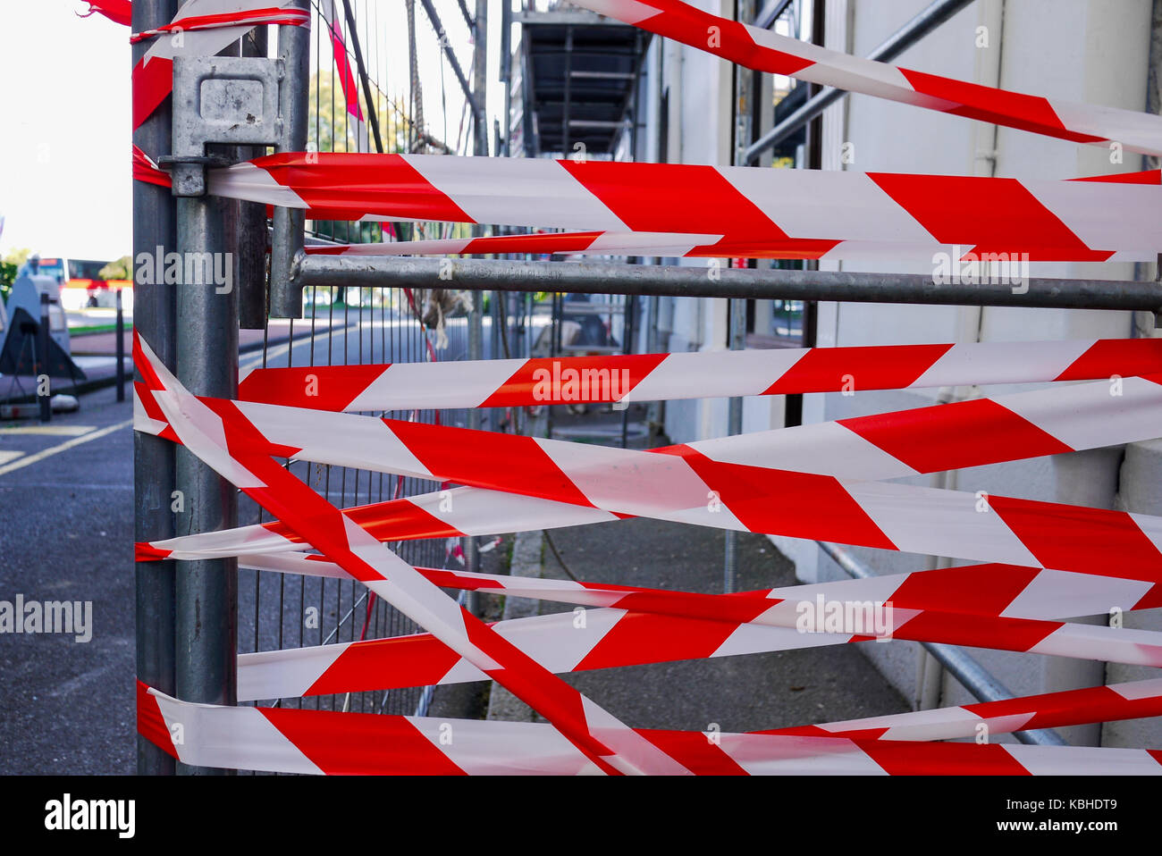 Ruban rouge et blanc indique une tension de interdit l'accès aux travaux de  construction, Evian-les-Bains, France Photo Stock - Alamy