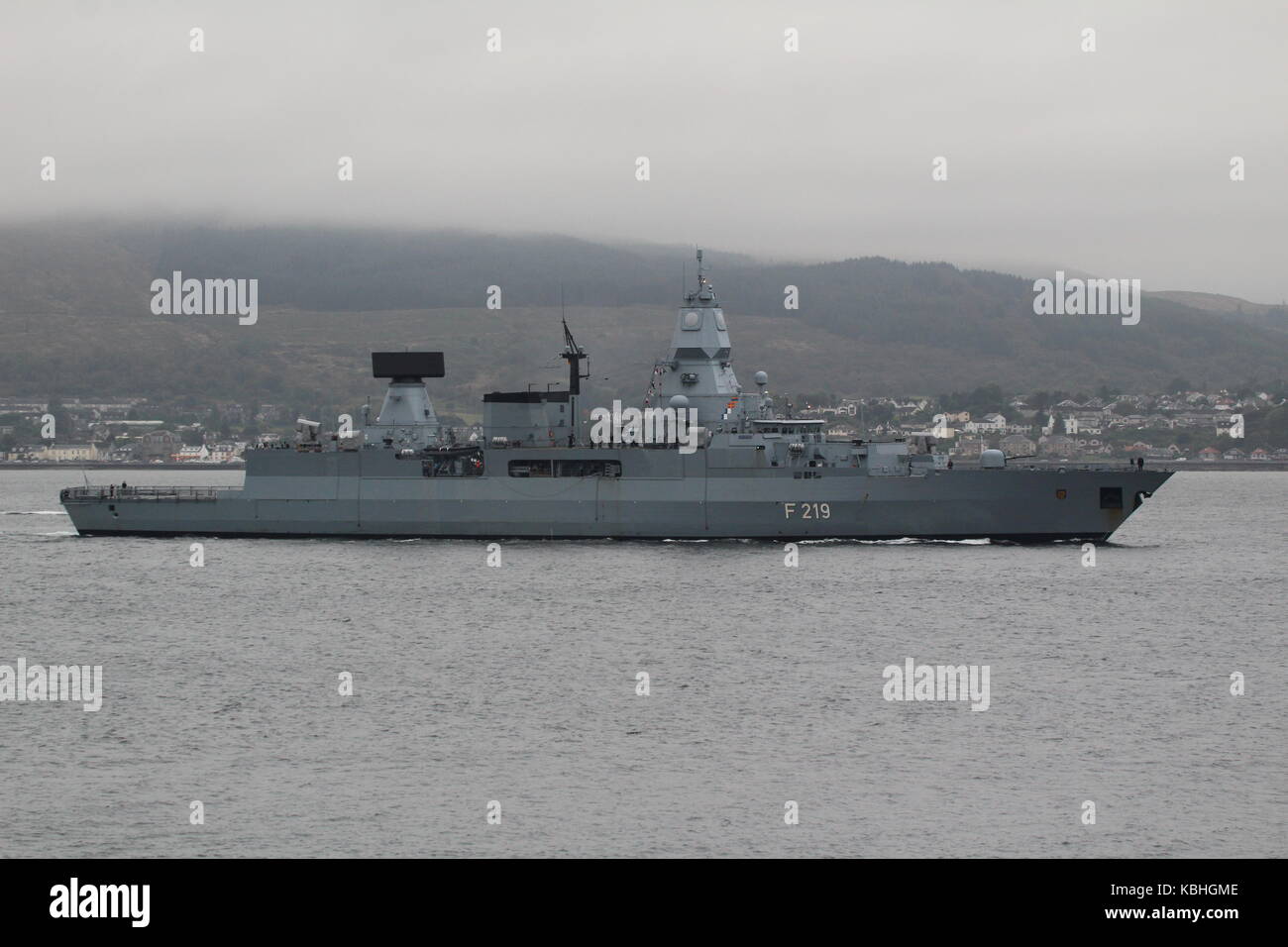 Le FGS sachsen (f219), un sachsen-classe (ou F124) Classe de frégates de défense aérienne exploités par la marine allemande, arrivant pour l'exercice joint warrior 17-2. Banque D'Images