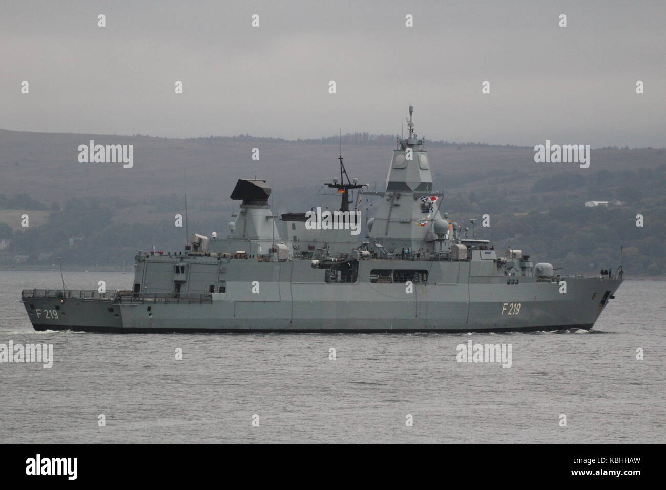 Le FGS sachsen (f219), un sachsen-classe (ou F124) Classe de frégates de défense aérienne exploités par la marine allemande, arrivant pour l'exercice joint warrior 17-2. Banque D'Images