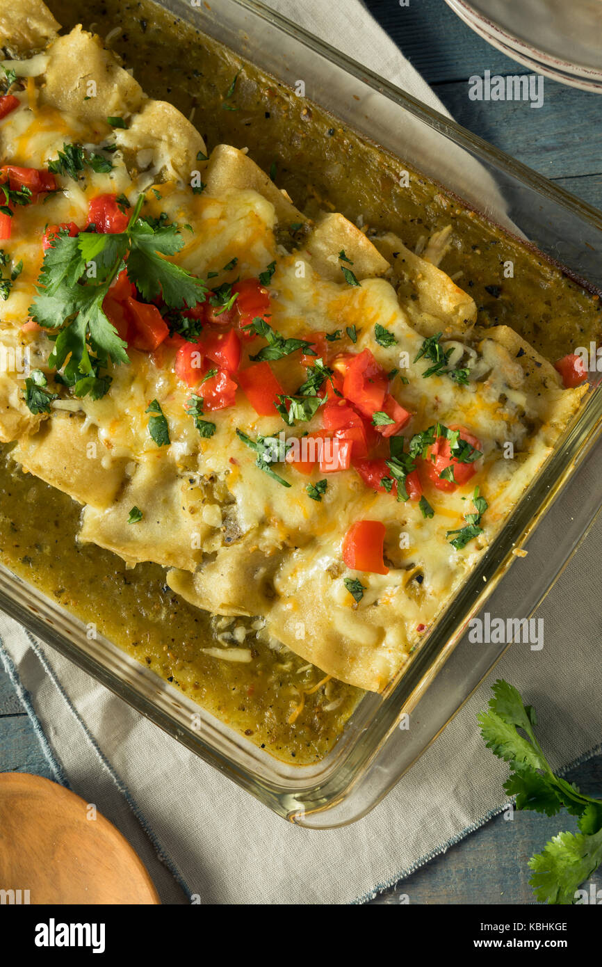 Enchiladas au poulet vert fait maison avec la coriandre et la sauce Banque D'Images