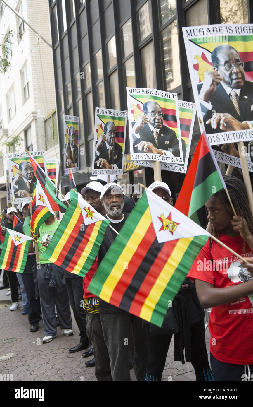 Pro mugabe protestataires manifestent devant le consulat du Zimbabwe avec une "l'Afrique aux Africains' message. Banque D'Images