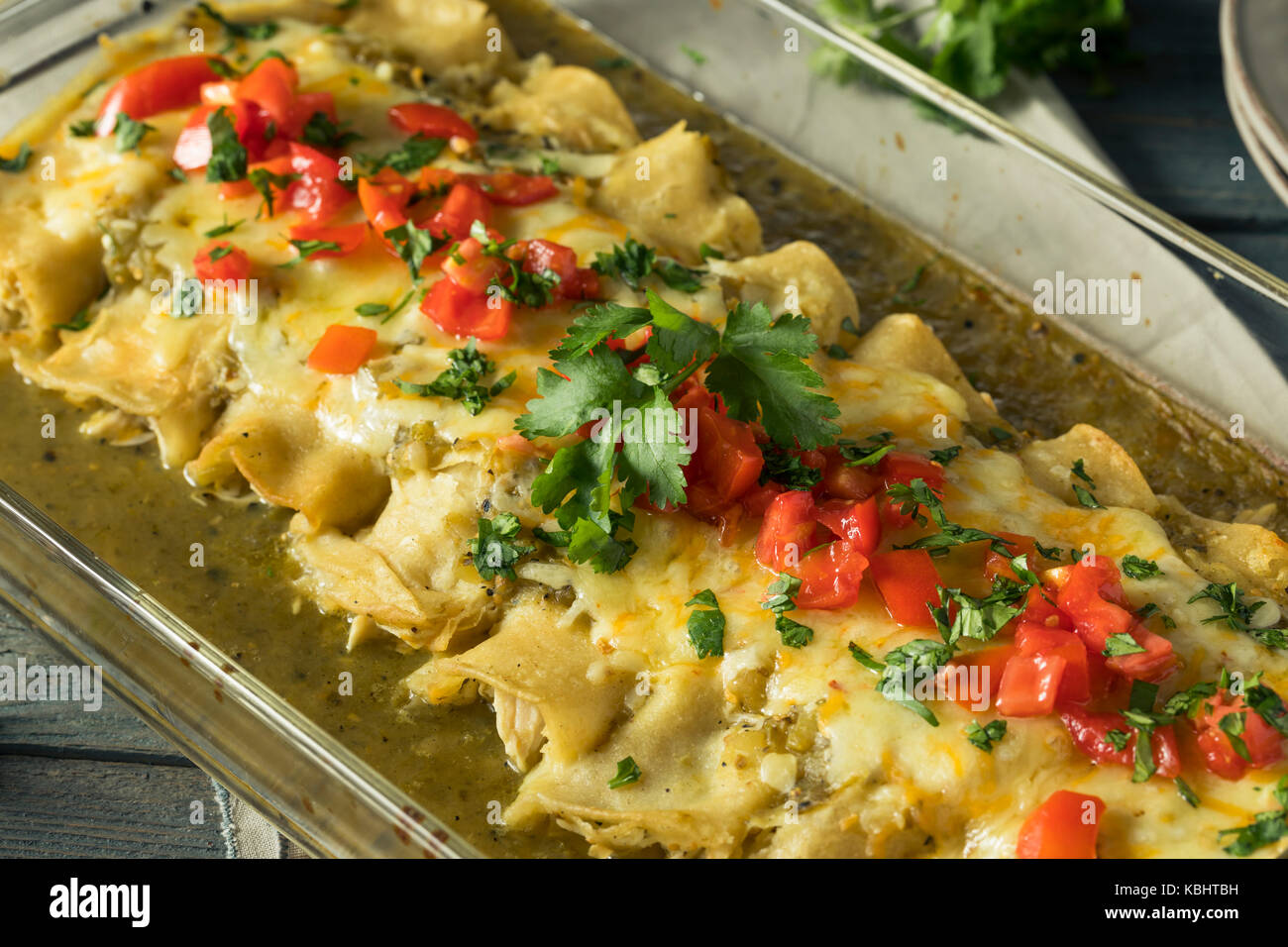 Enchiladas au poulet vert fait maison avec la coriandre et la sauce Banque D'Images