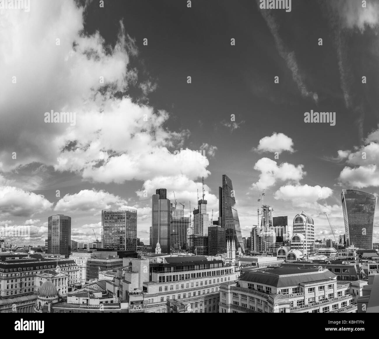 Vue panoramique des monuments emblématiques bâtiments gratte-ciel moderne, dans le quartier financier de la City de Londres et la nouvelle construction, London EC3 Banque D'Images