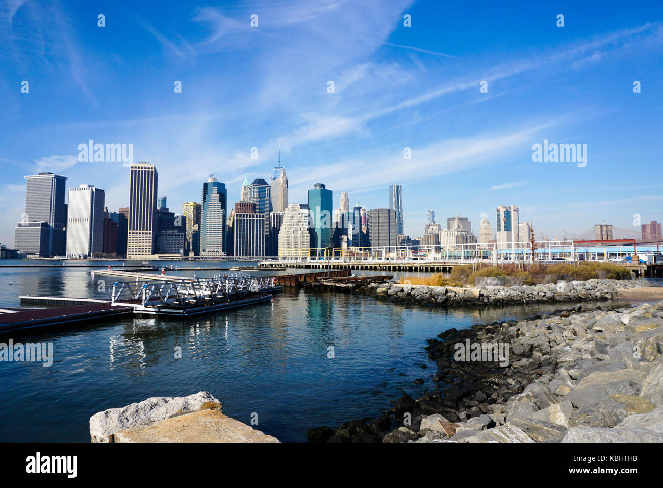 New York Skyline Brooklyn de côté de la rivière Hudson, Midi ciel bleu et nuages lissés hiver 03 Banque D'Images