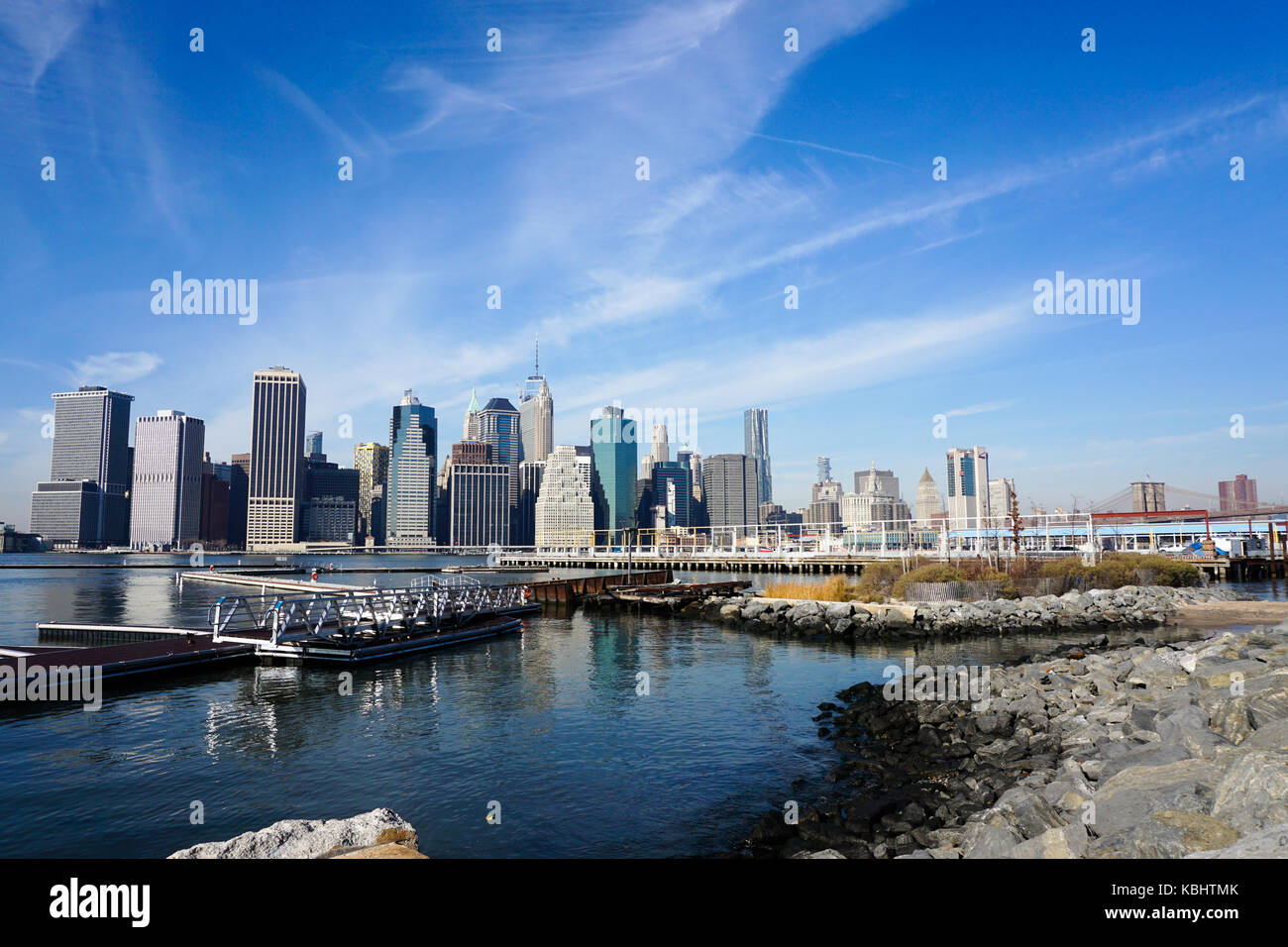 New York Skyline Brooklyn de côté de la rivière Hudson, Midi ciel bleu et nuages lissés hiver 02 Banque D'Images