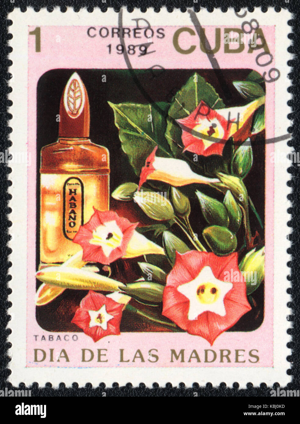 Un timbre imprimé en Cuba montre abottle parfum de tabaco, vers 1989 Banque D'Images