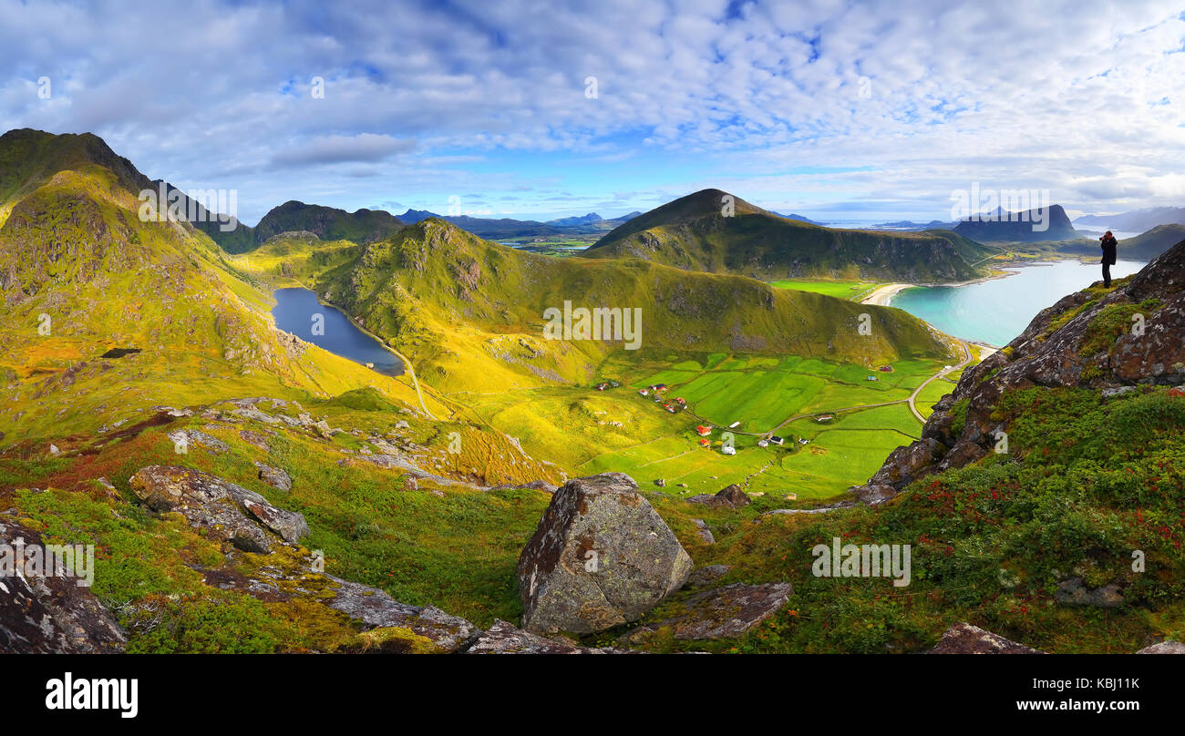 Paysage norvégien ensoleillé. Vue sur les montagnes de la Norvège dans la soirée ensoleillé chaud. verte vallée et lac de montagne au coucher du soleil. Banque D'Images