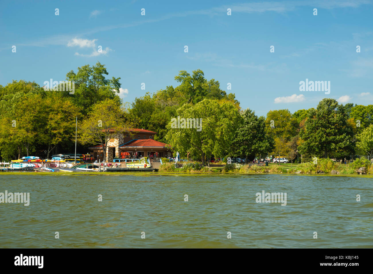 Vue sur le lac Wingra boathouse prises à partir d'un bateau sur le lac Wingra, Madison, Wisconsin, USA. Banque D'Images
