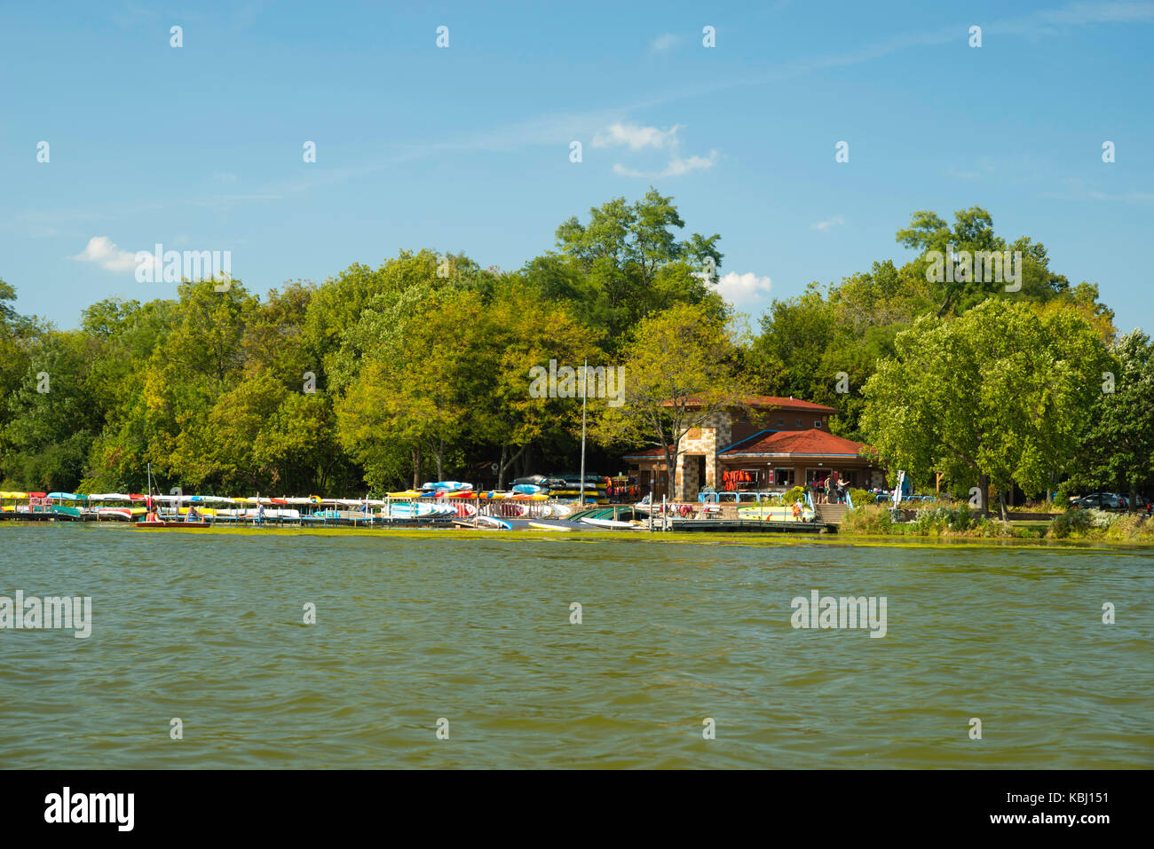 Vue sur le lac Wingra boathouse prises à partir d'un bateau sur le lac Wingra, Madison, Wisconsin, USA. Banque D'Images