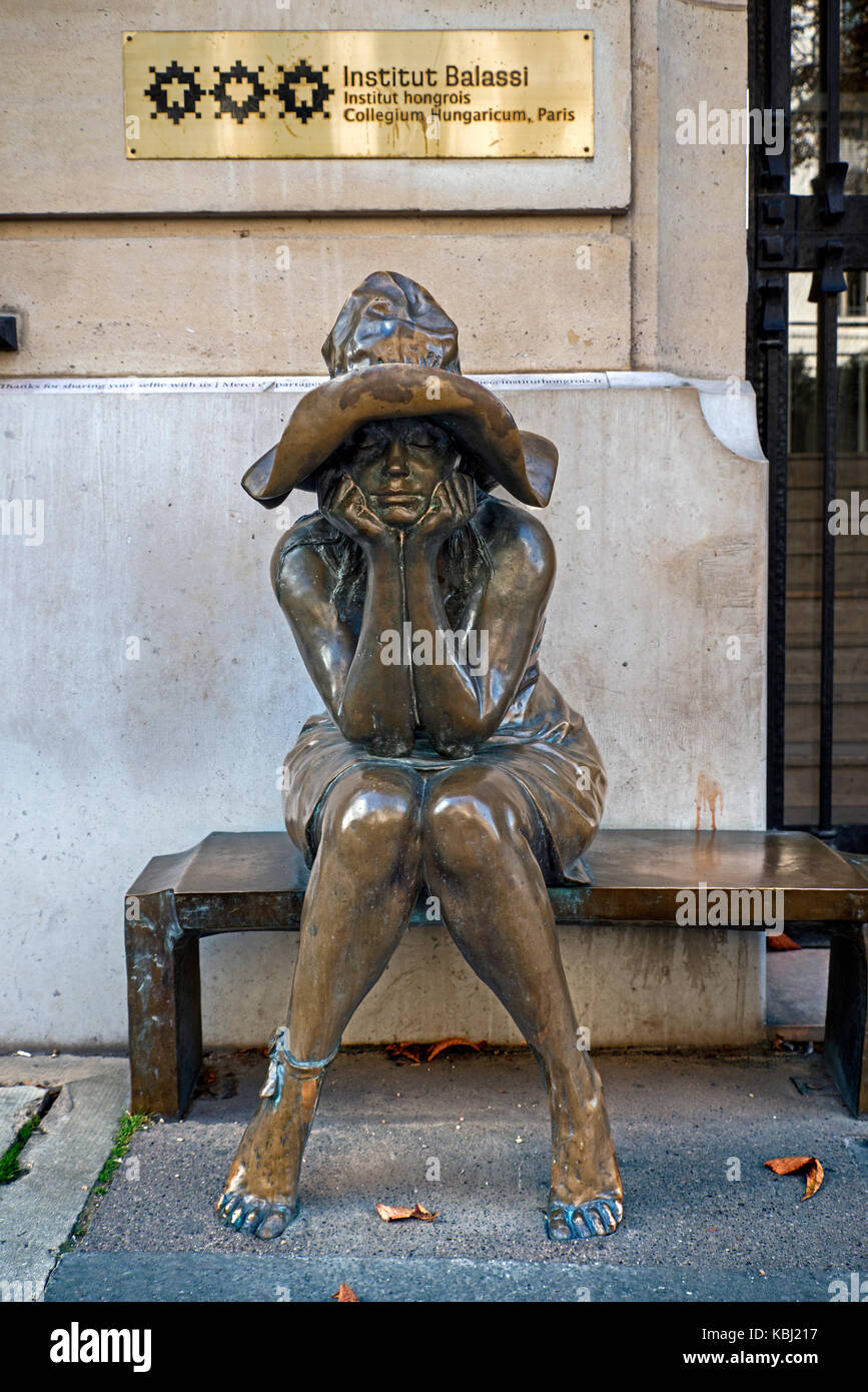 Statue de bronze de paysan assis par Andràs Lapis en dehors de l'Institut hongrois, Paris France Banque D'Images