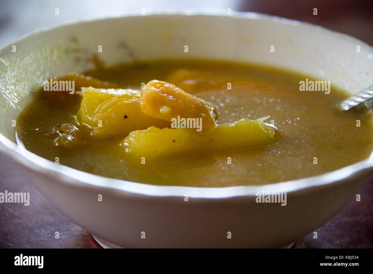 Stew mangés par les cueilleurs de café à l'Hacienda Venecia Ferme de café, Manizales, Colombie Banque D'Images Stew mangés par les cueilleurs de café à l'Hacienda Venecia Ferme de café, Manizales, Colombie Banque D'Images